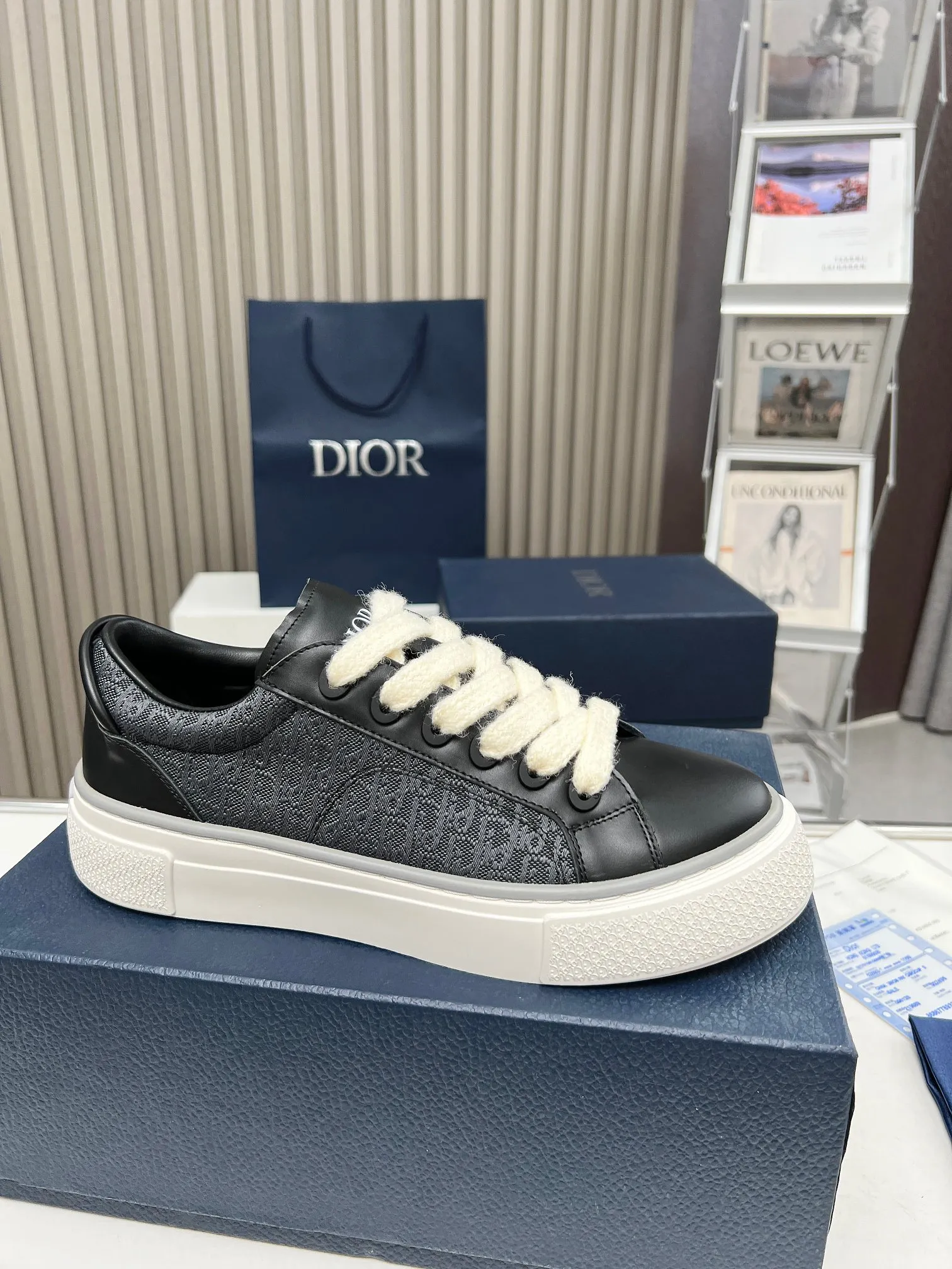 👟👟Ex-factory price 560👟👟 B33 sports tennis shoes - navy blue embroidered model 2024 spring new style, a new interpretation of the classic tennis shoes, the fashionable silhouette highlights the heavy texture, carefully made of navy blue smooth cow leather, decorated with cream white three-dimensional embroidered Oblique print panels, with Dior embellishments It's distinguished by a logo-embossed padded tongue, wide white mohair laces and tonal brass eyelets with a matte finish. The cream-white Oblique print-effect rubber sole is enhanced by the contrasting Dior 30 Avenue Montaigne logo on the back, adding a stylish edge to casual looks.